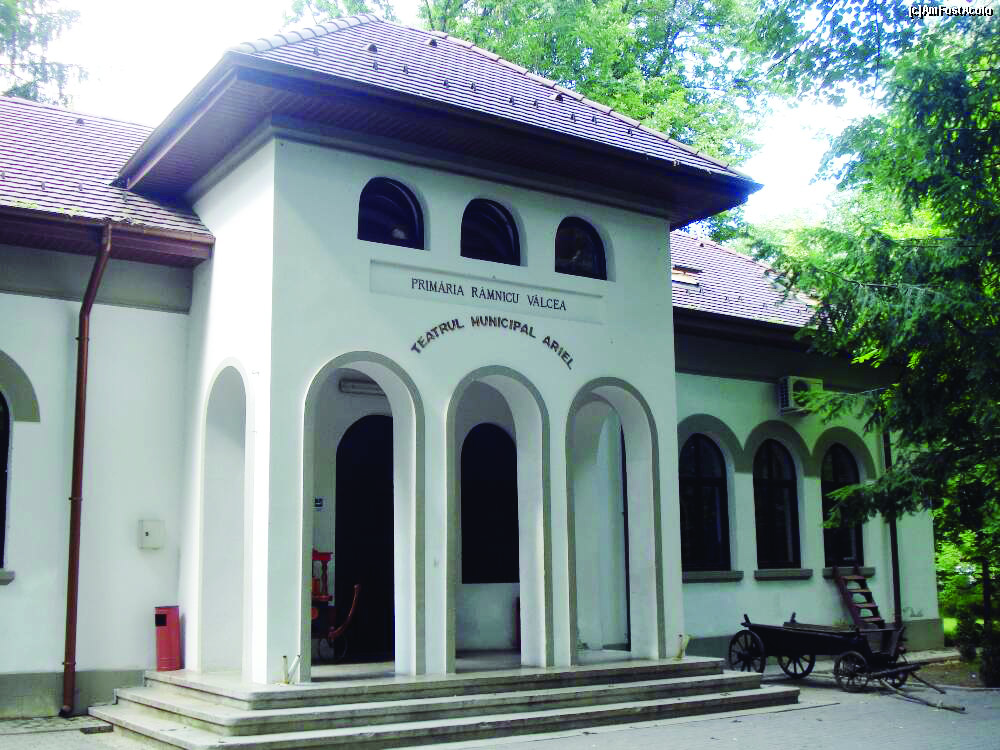 R&acirc;mnicu V&acirc;lcea: comasarea Teatrului &bdquo;Ariel&rdquo; cu Filarmonica st&acirc;rne&#537;te revolt&#259;. Primarul Gut&#259;u, p&acirc;r&acirc;t de actori la Federa&#539;ia Teatrelor Metropolitane