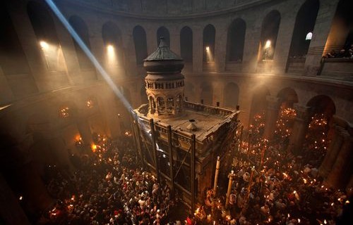 Jerusalem: Christian pilgrims in the Church of the Holy Sepulchre