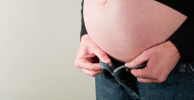 4-riscuri-de-a-nu-purta-haine-de-gravidă-atunci-când-ești-gravidă-miruna-ioani