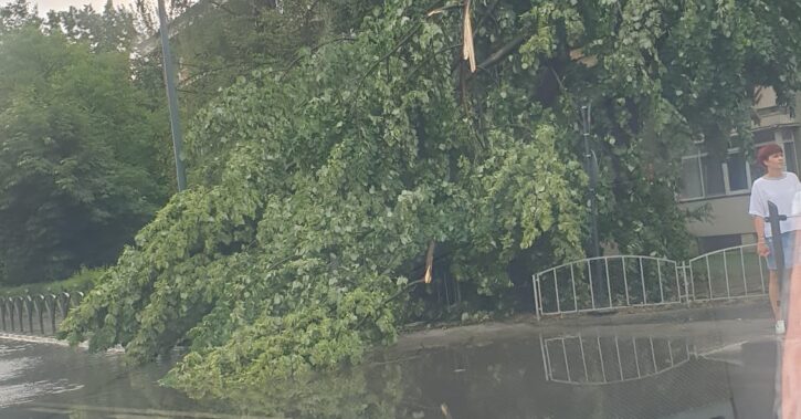 Acoperișurile mai multor blocuri din Râmnicu Vâlcea au căzut luni